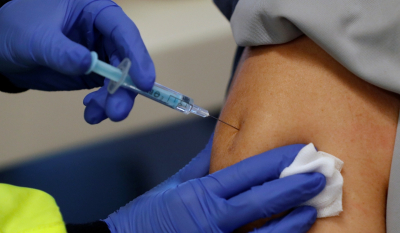 Γαλλία: Υποχρεωτική η τρίτη δόση εμβολίου για τους άνω των 65