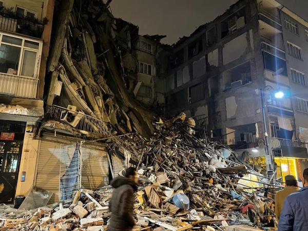 Ισχυρός σεισμός 7,8 ρίχτερ συγκλόνισε την Τουρκία - Επεσαν κτίρια