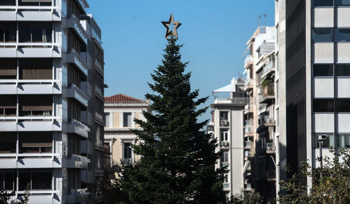 Την Πέμπτη θα ανάψουν τα 24.000 φωτάκια στο χριστουγεννιάτικο δέντρο στο Σύνταγμα