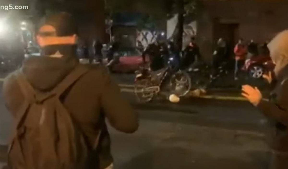 Σάλος στο Σιάτλ με αστυνομικό που πάτησε με το ποδήλατο διαδηλωτή στο κεφάλι