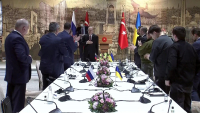 Στο παλάτι Ντολμά Μπαχτσέ υποδέχτηκε τους διαπραγματευτές ο Ερντογάν - Άρχισαν οι συνομιλίες