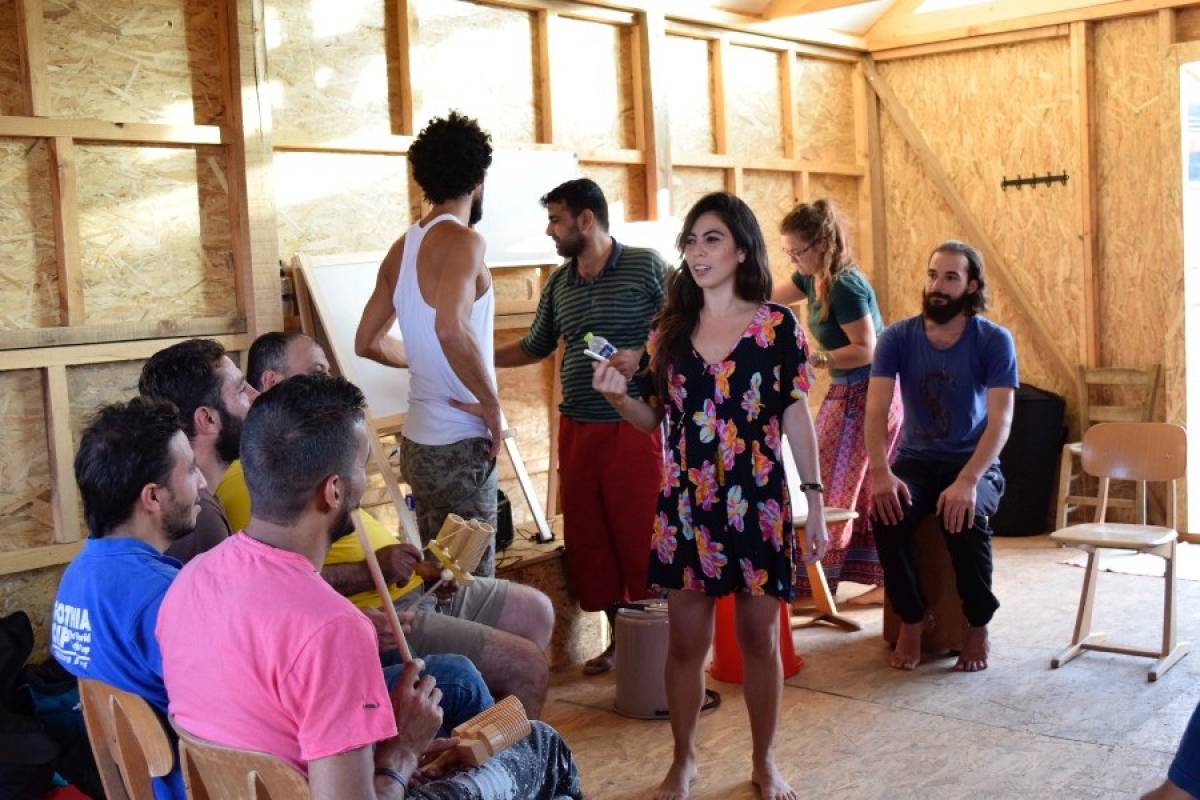 Θεσσαλονίκη: Κολομβιανή «σκαρώνει» ήχους και νανουρίσματα για τους πρόσφυγες