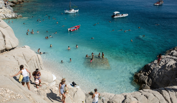 Έκπληξη το ελληνικό νησί που μπήκε στους 50 top προορισμούς στον κόσμο!