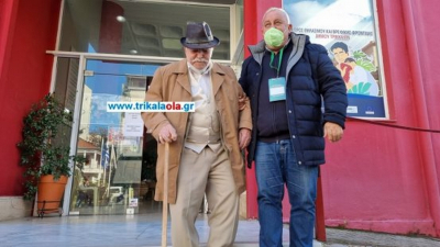 Εκλογές ΚΙΝΑΛ: «Όλοι ΠΑΣΟΚ» - Παππούς 101 ετών δίνει το σύνθημα από τα Τρίκαλα