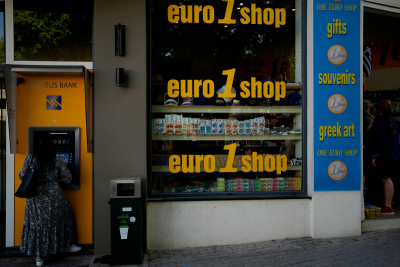 Η ΕΕ αναθεωρεί τις προβλέψεις για ανάπτυξη και πληθωρισμό