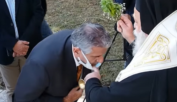 Γρεβενά: Ο μητροπολίτης κατέβασε μάσκες πιστών για να φιλήσουν τον σταυρό