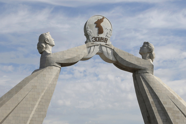 Β. Κορέα: Κατεδαφίστηκε το μνημείο που συμβολίζει την επανένωση με τον Νότο