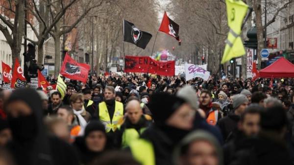 Γαλλία: Βίαιες συγκρούσεις διαδηλωτών - αστυνομίας κοντά στο Ανάκτορο των Βερσαλλιών
