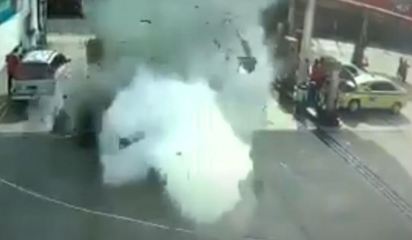 Βίντεο ντοκουμέντο: Έκρηξη αυτοκινήτου σε βενζινάδικο - Εκτινάχθηκε ο οδηγός