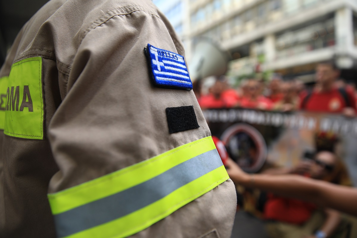 Εποχικοί πυροσβέστες: Στις φλόγες το καλοκαίρι, στον ΟΑΕΔ τον χειμώνα - «Ανεργία με 500 ευρώ»