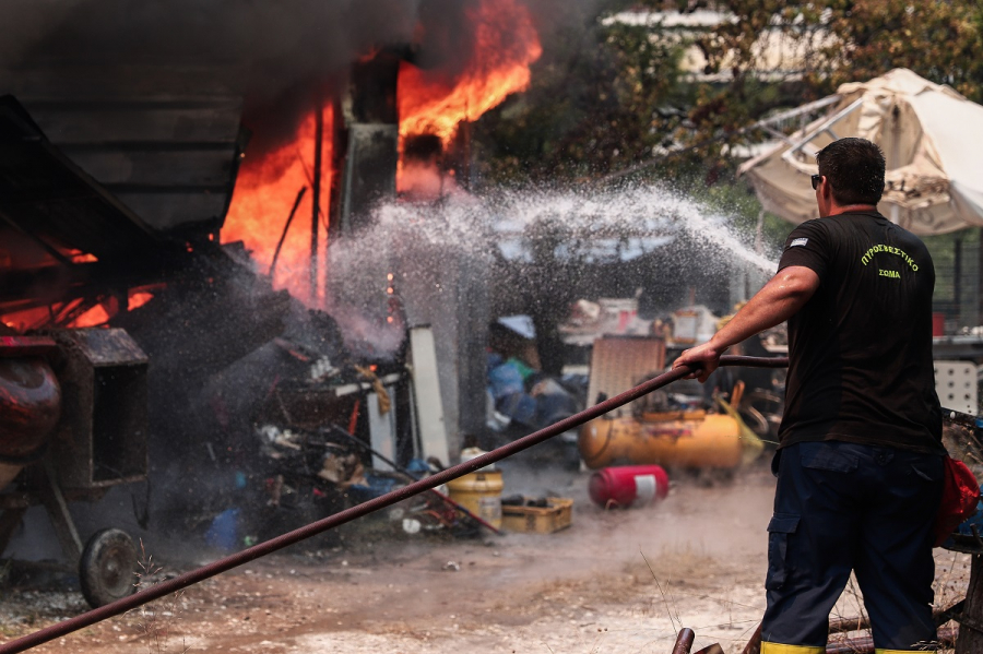 Φωτιά σε Σταμάτα και Ροδόπολη: Καίγονται σπίτια, συναγερμός σε ακόμα τρεις περιοχές