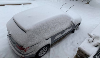 Κακοκαιρία Carmel: Κλειστοί δρόμοι λόγω χιονιού στα ορεινά της Αττικής - Στα λευκά τα Βίλια και τα Καλάβρυτα