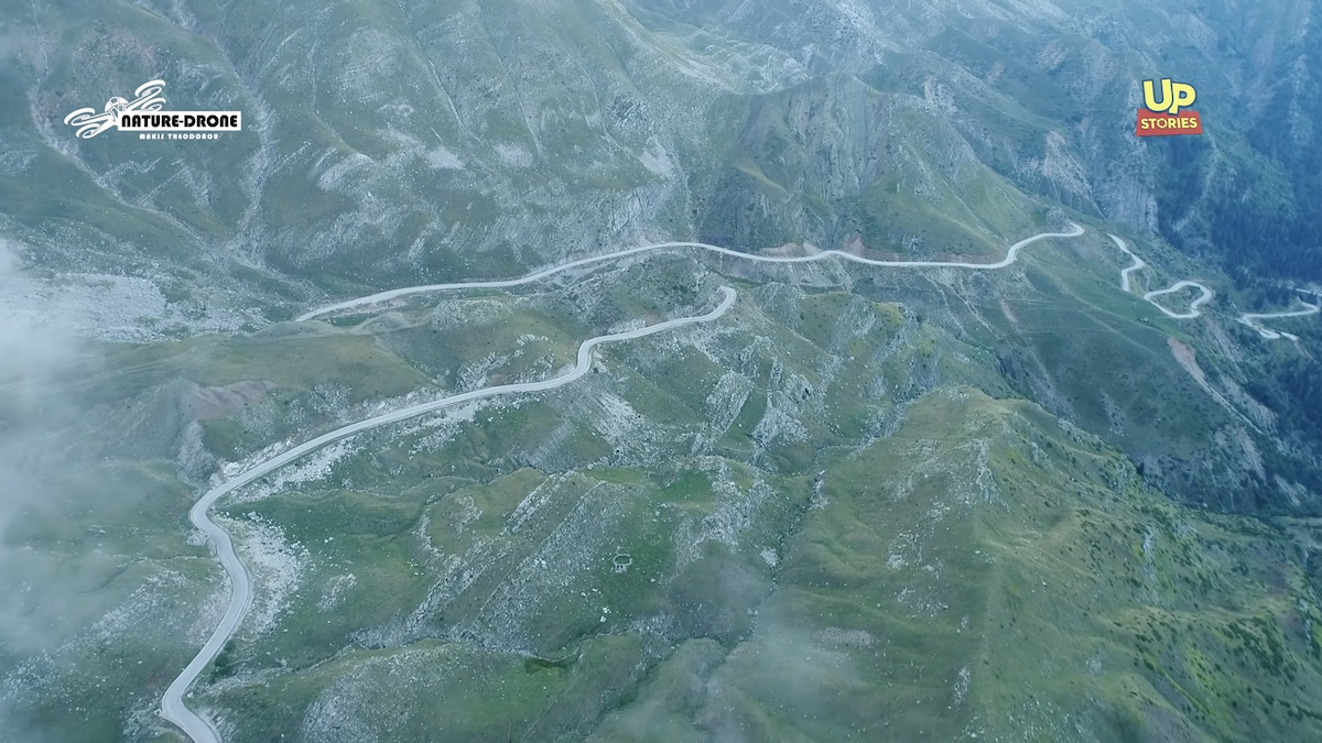 Το πέρασμα του Μπάρου: Ο δρόμος που «πετάτε στα σύννεφα» όταν οδηγείτε (Βίντεο)