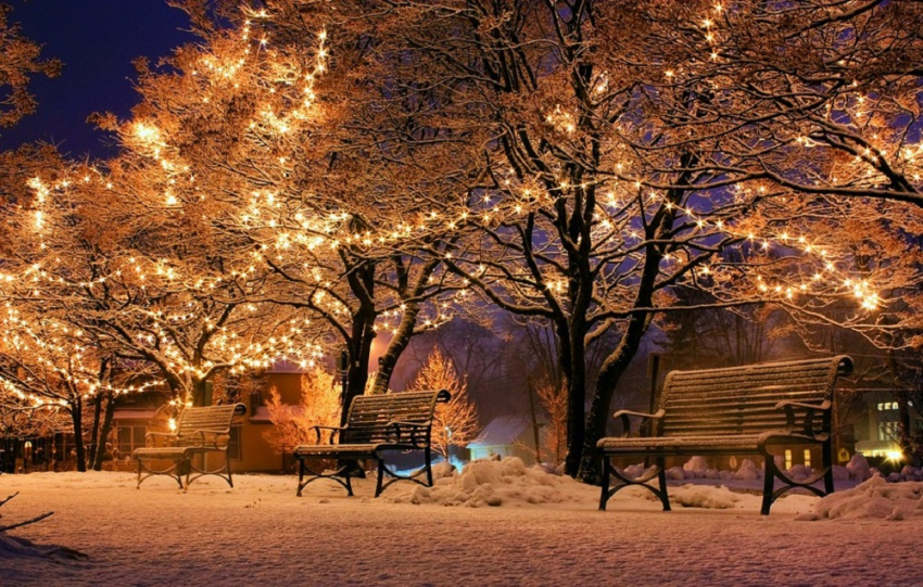 Πόλη της Βρετανίας άναψε τα χριστουγεννιάτικα φώτα μέσα στο Φεβρουάριο