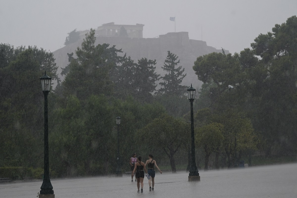 Άγρια καταιγίδα στην Αττική: Καταρρακτώδης βροχή τώρα σε πολλές περιοχές