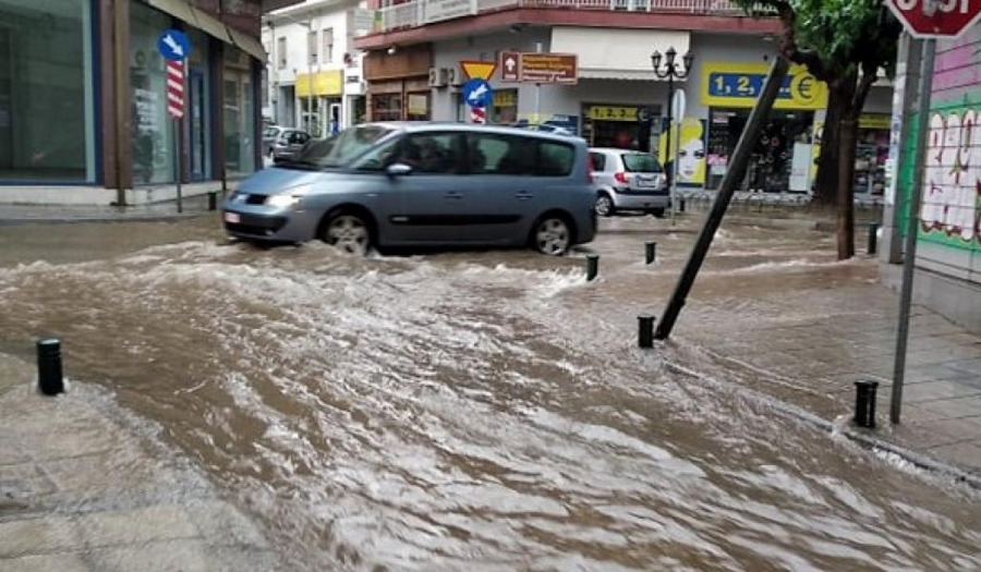 Κακοκαιρία «Genesis»: Ποτάμια έγιναν οι δρόμοι στην Κοζάνη (βίντεο και φωτογραφίες)
