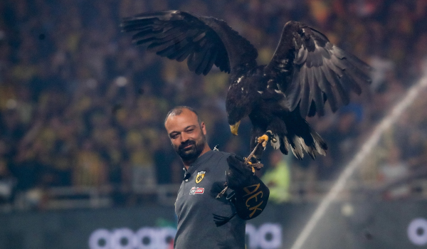 Αντώνης Καφετζόπουλος: Έξαλλος για τον αετό στο γήπεδο της ΑΕΚ - Στην αντεπίθεση ο εκπαιδευτής