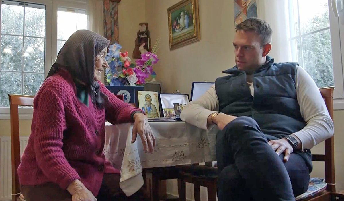 Ο Κασσελάκης επισκέφθηκε τη γιαγιά που δώρισε ασθενοφόρο στο ΕΚΑΒ: «Θέλω να βγει ένας άνθρωπος, να ισάξει το κράτος»