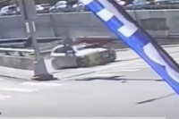 Γερανός πέφτει πάνω σε αυτοκίνητο και η οδηγός γλιτώνει από θαύμα - Σοκαριστικό βίντεο