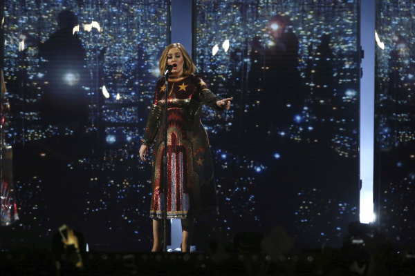 Adele: Διέκοψε συναυλία για να πει «αντίο» στον Μάθιου Πέρι - Συγκίνησε το κοινό (Βίντεο)