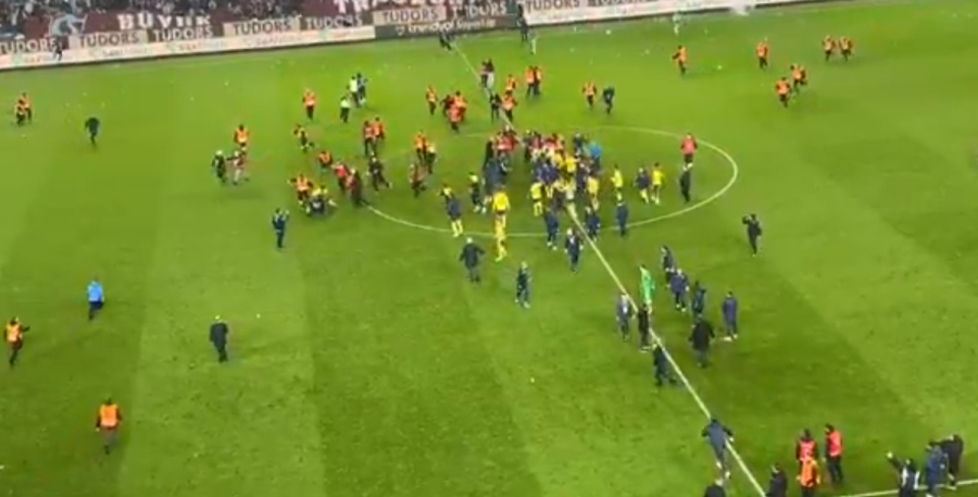 Τουρκία: Ξύλο μέσα στο γήπεδο με οπαδούς της Τραμπζονσπόρ και παίκτες της Φενέρμπαχτσε