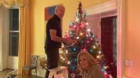Τζο Μπάιντεν: Στολίζει το χριστουγεννιάτικο δέντρο πάνω σε σκάλα