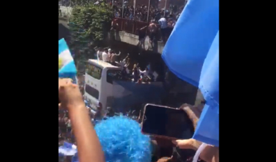 Οι Αργεντινοί… τρελάθηκαν – Φίλαθλοι έπεφταν από γέφυρα για να βρεθούν στο πούλμαν με τους πρωταθλητές (ΒΙΝΤΕΟ)