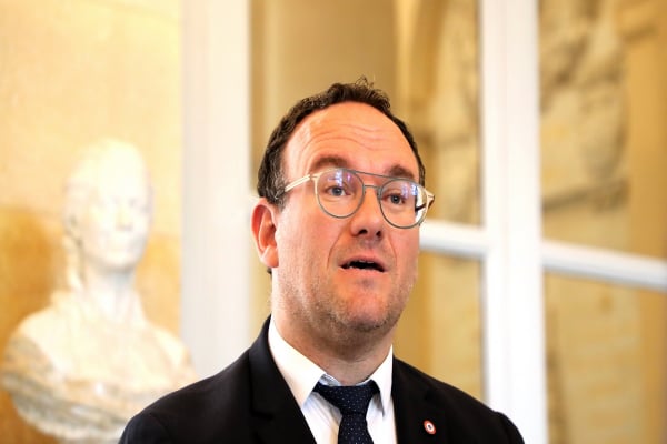 Γαλλία: Αρνείται τις κατηγορίες για βιασμό ο υπουργός Αλληλεγγύης και Ατόμων με Αναπηρία