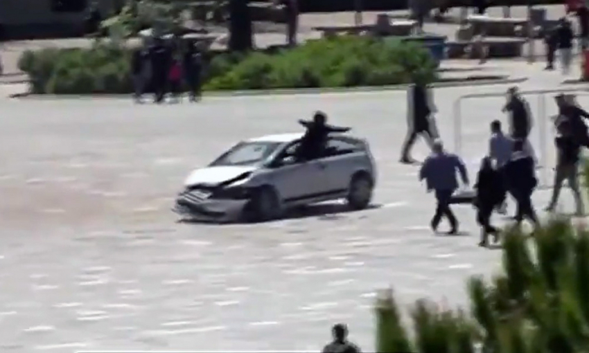 Αλβανία: Τρελή πορεία αυτοκινήτου πάνω σε κεντρική πλατεία – Πώς το σταμάτησαν