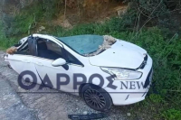 Καλαμάτα: Αυτοκίνητο καταπλακώθηκε από βράχο - Από θαύμα σώθηκαν μητέρα και παιδί