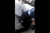 Ισπανία: Σοκ με αστυνομικό που πατά στον λαιμό 14χρονο επειδή δεν φορά μάσκα