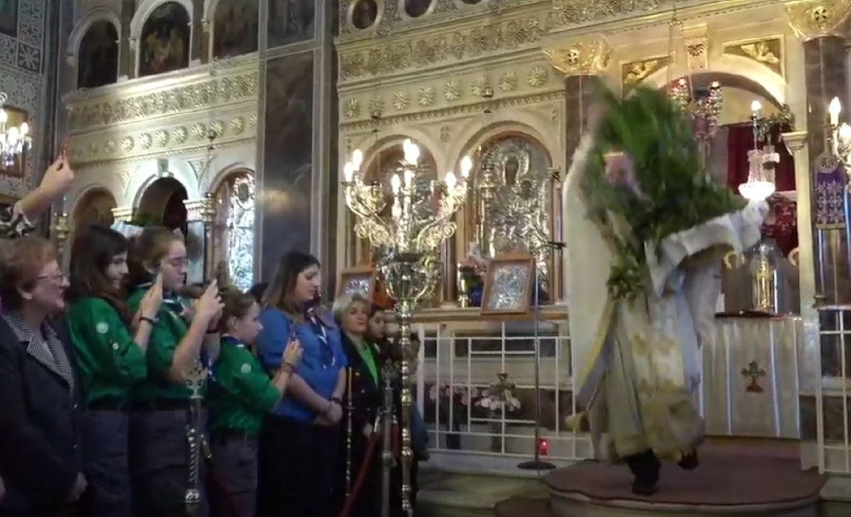Χίος: Με λαμπρότητα η Πρώτη Ανάσταση – Viral ξανά ο «ιπτάμενος ιερέας» (βίντεο)