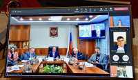 Επεισόδιο Χαρακόπουλου με Ρώσο βουλευτή που φόραγε t-shirt με το «Ζ» της εισβολής στην Ουκρανία