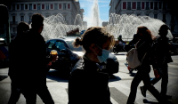 Κρούσματα σήμερα 8/11: «Φλέγεται» η Αθήνα με 980 μολύνσεις