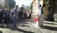 Κατέθεσε στεφάνι στο μνημείο του ΕΑΤ-ΕΣΑ ο Κασσελάκης: «Η διεκδίκηση Ψωμί - Παιδεία - Ελευθερία παραμένει αναπάντητη»