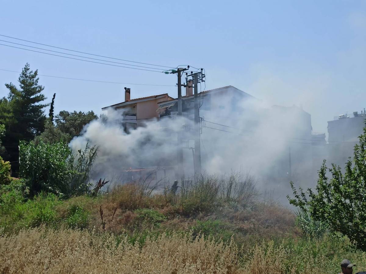 Φωτιά τώρα σε υποσταθμό της ΔΕΗ στη Λυκόβρυση - Χωρίς ρεύμα η περιοχή
