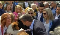 Εκλογές 2023: Ο Μητσοτάκης έκανε χειραψία με… σκύλο
