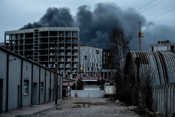 Ουκρανία: Δραματικές εικόνες στο Μικολάγιφ - «Χτυπήθηκε» από ρωσικά πυρά κυβερνητικό κτίριο