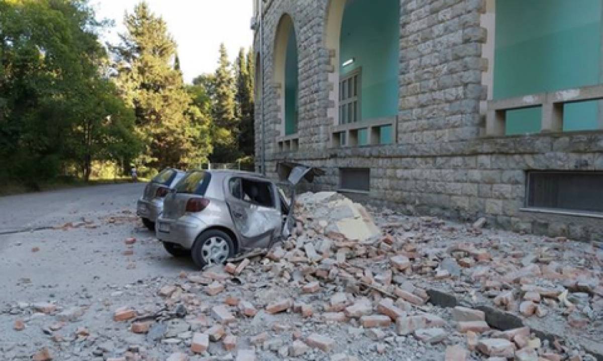 Σκηνές πανικού από το σεισμό στην Αλβανία