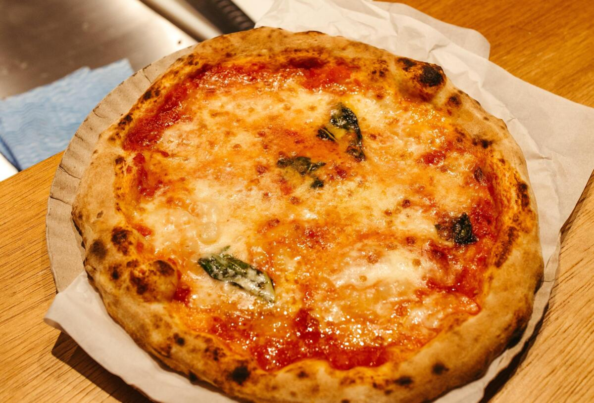 Ο πληθωρισμός κάνει απλησίαστα τα παραδοσιακά πιάτα – Το παράδειγμα του Bloomberg με την πίτσα