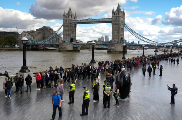 Βρετανία: Μη συρρέετε στο Λονδίνο για να προσκυνήσετε τη Βασίλισσα, λέει η κυβέρνηση