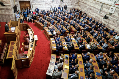 ΝΔ: Νέοι κοινοβουλευτικοί εκπρόσωποι ο Χάρης Θεοχάρης και η Φωτεινή Αραμπατζή
