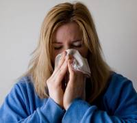 Κορονοϊός: Πώς ξεχωρίζουμε τον ιό από την αλλεργία - Όλα τα συμπτώματα