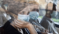 Μάσκες και για τους εμβολιασμένους στους κλειστούς χώρους - Απόφαση CDC