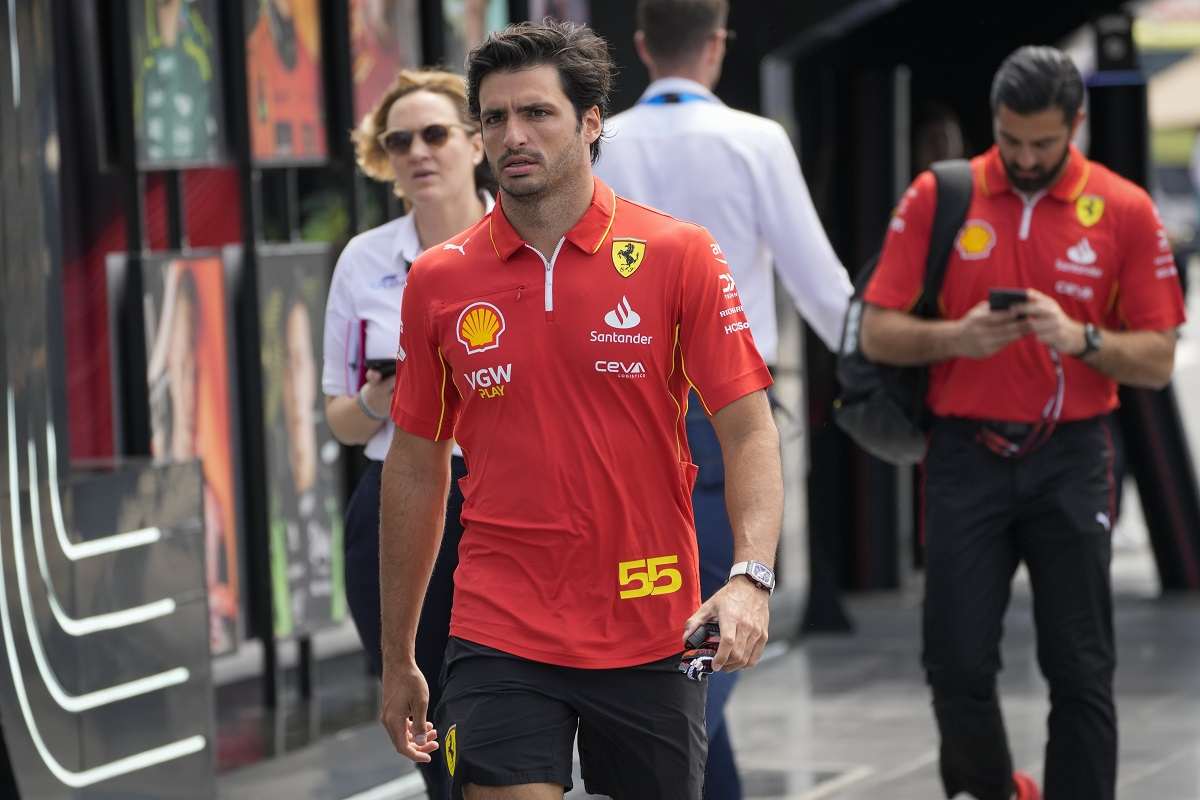 F1: Επέστρεψε ο Κάρλος Σάινθ στην Ferrari μετά το χειρουργείο