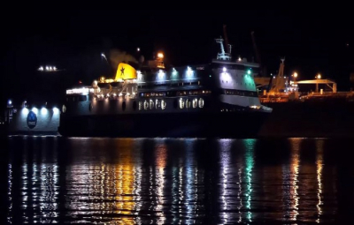 Σύρος: Το Blue Star 2 μπαίνει στο λιμάνι και δένει σε μόλις τρία λεπτά