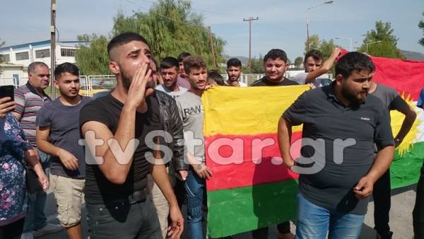 Ριτσώνα: Κούρδοι πρόσφυγες κλαίνε και διαμαρτύρονται για την τουρκική εισβολή (video)