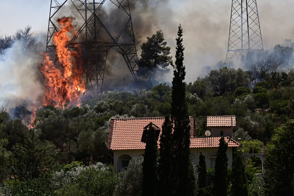 Φωτιά τώρα σε Λαγονήσι - Ανάβυσσο: Νέο «112» για εκκένωση προς Αθήνα