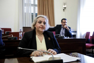 Παρασκήνιο: Αμετακίνητη η Ελληνίδα πρέσβης στις ΗΠΑ παρ&#039; ότι συμπληρώνει το όριο ηλικίας
