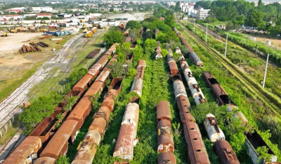 Θεσσαλονίκη: Το νεκροταφείο τρένων του ΟΣΕ με τα 1.000 σκουριασμένα βαγόνια (Βίντεο drone)
